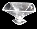 Centro de mesa  / fruteira em grosso cristal Tcheco " BOHEMIA " liso e translucido , fundo contorcido  e base quadrada. Medidas 10 x 16 x 16 cm