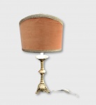 Antigo e belissimo  abajur anos 50  regulável para 2 luzes  em formato de tocheiro em bronze  no tom ouro , pés altos cinzelados e vazados, haste central  retorcida , cúpula forrada  em veludo no tom ocre , Altura .: 83 cm., ( cúpula no estado). FUNCIONANDO