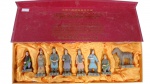 Conjunto " Souvenir "  composto por oito pequenas esculturas em resina representando  figuras em terracota que foram encontradas na tumba do Imperador Shi da Dinastia Qinyong esse grande mausoléu, descoberto em 1974, representa o costume presente em várias culturas de proteger e preparar o corpo para a vida após a morte. As escavações ainda continuam e estima-se que existem por volta de oito mil soldados na tumba, dentre outros, como cavalos, por exemplo. Maior peça 9 cm. Uma das esculturas apresenta perda no pé.