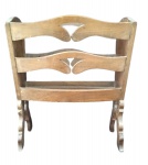 Revisteiro de madeira nobre medindo  47 x 43 x 27 cm