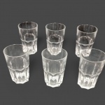 ARCOROC - Seis copos para whisky em vidro francês translúcido, base ondulada e facetada, bojo lapidação dedão . Marcado no fundo. medindo 8 x 12 cm de altura