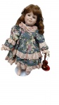 Antiga boneca de coleção  " Melissa"   com violino  roupa em tecido e partes em porcelana com traje em tecido, perfeito estado . Altura 42 cm
