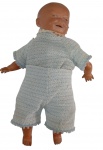 Boneco bebê emborrachado com roupa azul  (45  cm) necessita  conserto na cabeça  Veja imagens extras