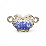 Vaso de centro de mesa oval de porcelana da marca Weiss, decorado com flores azuis e detalhes dourados,  estilo clássico,perfeito estado. Medidas aproximadas: 23 comprimento x 13 cm de altura