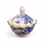 Bomboniere em  porcelana da marca Weiss, decorado com flores azuis e detalhes dourados,  estilo clássico, perfeito estado. Medidas  14  x 14 cm