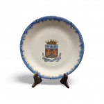 Prato decorativo pintado a mão  com estampa de  brasão "LABOR ET FIDES"  , perfeito estado , diâmetro 25 cm 