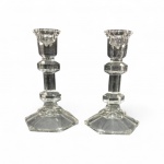 CASTIÇAIS -  par de castiçais em grosso vidro trabalhado, base sextavada, altura 16 cm 