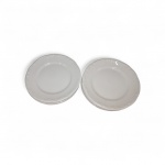 Oito pratos em porcelana branca com bordas trabalhadas , diâmetro 26 cm ( Não apresenta marca do fabricante )