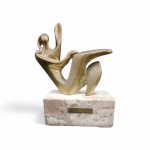 Vera Torres - escultura de bronze dourado base de mármore, medida 22 x 16 x 8 cm. Pequenos quebrados na base
