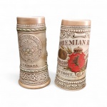 CERAMARTE - Exuberante Canecas  para cerveja/ chope em cerâmica vitrificada com detalhes em alto relevo representando figuras em trajes típicos e 1 com dizeres BOHEMIAN BEER e BRAZÂO  Pintada à mão, numerada. Med. 19 alt. x 10   cm diâm. (base). Peça de colecionador