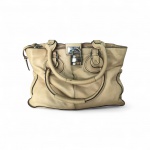 CHLOE - Bolsa em couro  macio cru bege com ferragens em prata e cadeado  sem chave , Apresenta sinais de uso , med:50 x 45 cm aproximadamente