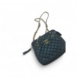 CHANNEL- Bolsa  replica Italiana em couro preto , iniciais da grife , Medidas: 26  x 28  x 6 cm, aproximadamente , marcas de uso