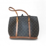 LOUIS VUITTON - Bolsa  replica Italiana em couro marrom , iniciais da grife , Medidas: 30  x 40  x 11  cm, aproximadamente , marcas de uso