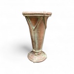 Antigo porta guarda - chuva em cobre no estilo Art Deco  com detalhes geométricos em relevo , base redonda , altura 38 x 20 cm  diâmetro