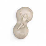 HILDEBRANDO LIMA. "Escultura erótica em pó de mármore. Assinado e datado 2001 . Alt. 7 cm. Comp. 15 cm.