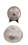 Dois  plafons em bronze e cúpula satine lapidado, diâmetro 22 cm  ( no estado)