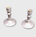 Par de castiçais  miniatura em  estanho JS X MG e FL X MG medindo 6,5 cm