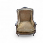 Antiga poltrona estilo Luiz XVI em madeira nobre entalhada com realces a folha de ouro, encosto, braços e acento estofado em tecido no tom bege, acento com almofada solta, pernas frisadas - med. 90 x 65 x 55 cm (  estofamento no estado e desgaste no dourado) VeJa imagens extras  , Retirada com agendamento na Barra da Tijuca