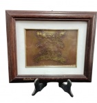 Arte popular da Costa Rica , placa em metal  em relevo com design pré- colombiano representando divindade ou guerreiro ,   medindo 27 x 33 cm