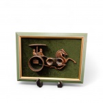 Escultura em metal acobreado emoldurada representando " biga  puxada por cavalo com 2 figuras  " medindo  27 x 37 cm