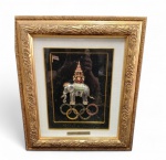 Linda arte   elefante e 5 anéis olímpicos em metal dourado policromado   das Olimpíadas 2016 com  bandeira e inscrição  '' National  OLYMPIC COMITTEE OF THAILAND "  representando símbolo  cultural e nacional do País ,Peça de colecionador,   medindo 24 x 19 cm . Moldura com vidro.