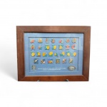 Coleção de 28 pins  em metal  colorido e esmaltado   comemorativo  das  Olimpíadas de Sydnei ano 2000 representado por várias modalidades de esporte   , 579/5000  - peça de colecionador , medindo 34 x 43 cm moldura c/ vidro.