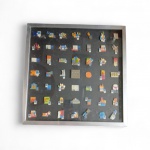 Coleção de 49 pins históricos do retorno ao  jogos  olímpicos à Atenas na Grécia em  2004 , metal  esmaltado policromado com várias modalidades esportivas    , peça de colecionador , medindo 40 x 40 cm moldura em aluminio c/ vidro.