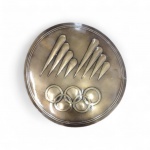 Placa comemorativa em metal / latão  dourado dos jogos Olimpicos de inverno de Lake Placid em 1980 com logotipo oficial e os anéis olimpicos , diâmetro  15 cm