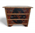 Comoda Inglesa Vitoriana  século XIX com 3 gavetões  estrutura em madeira  com acabamento em  bambu e laca decorada no estilo  Chinoiserie com motivos florais e folhagens , puxadores ornamentados em metal, medindo 87 x 46  x 90 cm ( retirada com agendamento no leblon )