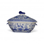 Terrina em porcelana chinesa. Esmaltagem azul e branca, ornamentada com peixes e flores aquáticas. Marca no fundo. 20 x 30 cm. Perfeito estado .