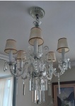 Antigo lustre em cristal e vidro moldado para 6 luzes, braços curvos com bobeches com pingentes e correntes em cristal lapidados e facetados. Acompanha 6 cúpulas em pergaminho, med. 60 x 60 cm aproximadamente ,  Parte elétrica funcionando. Retirada com agendamento na Barra da Tijuca