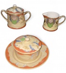 Antigo conjunto em porcelana Japonesa constando de 1 açucareiro c/tampa  1 leiteira e 1 cremeira c/tampa  desgaste do tempo e pequenos quebrados na tampa da cremeira, medindo a maior  10 x 13 cm  ( Peça no estado.) veja imagens extras.
