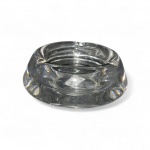 Cinzeiro em grosso cristal liso transparente, no formato redondo , medindo  5 x 14 cm.