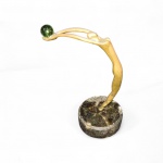 Escultura representando dançarina em bronze polido. base redonda em granito ,sem assinatura ,  altura 13 cm  ,Base com quebrados