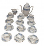 Conjunto para café em porcelana  Inglesa Coalport Revelry na cor azul / branco decorada com querubins ,  composto de 12 xicaras com pires , 1 bule com tampa adaptada e 1 leiteira com quebrado , altura do bule 13 cm  (marcas de uso e 4 pires com mancha ) Veja imagens extras.