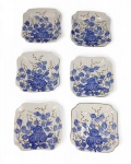 Conjunto composto por seis(06) pratos para sobremesa em porcelana Weiss  branca com flores azuis e aplicações a ouro , cantos chanfrados ,  marca no fundo , medindo 15 x 15 cm