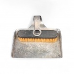 Cata migalha Wolf, prata 90. Escova com pega em madeira. Usado. Necessita limpeza , medidas 7 x 18,5 x 17cm