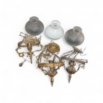 Três Antigos lustres de teto  de metal dourado com  cupulas em vidro não testado, medindo aproximadamente 43 cm de altura, marcas do tempo