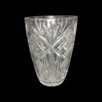 Robusto vaso de cristal europeu  lapidado em relevos e textura, medindo  18 x 26 cm de altura , perfeito estado.