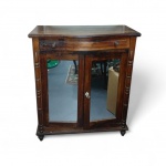 Dunquerque em madeira nobre possivelmente jacarandá, estilo Império, com 2 portas espelhadas, gaveta ao centro , 1 prateleira e pés torneados. OBS : precisa regulagem nas portas . Medindo 1,00 x 84 x 42 cm  (  Veja imagens extras ) no estado. Retirada com agendamento na barra da Tijuca