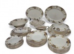Aparelho de jantar em porcelana inglesa manufatura Johnson Bros modelo Victorian na cor bege decorado com flores e filetes dourado constando de : 1 sopeira com presentoir  , 12  pratos rasos , 12 pratos p/sopa ,  12 pratos de sobremesa e 9 peças p/ servir. Total 47 peças.OBS : 1 prato de sobremesa com fio de cabelo e algumas peças do serviço com marcas do tempo. Veja imagens extras.