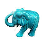 Grande elefante em porcelana com pintura na cor azul. ( 1 dente quebrado ), medindo 24 x 33 x 16cm.