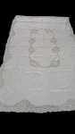 Toalha de mesa  retangular confeccionado em linho branco com bordado floral pontos vazados , manchas de guardado, medindo 2,75 x 1,57cm.