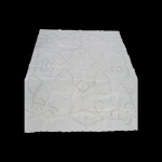 Toalha de mesa retangular  confeccionado em linho branco com   ponto  Richelieu   vazados ,pequeno amarelo de guardado, medindo 2,37 x 1,66 cm. Veja imagem extra.