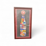 Quadro comemorativo Edição dos Jogos Olimpicos Sydnei 2000   com pins ou placas da Coca - Cola no formato de uma garrafa, medindo  a moldura 46 x 25 cm   Peça de colecionador