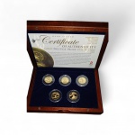 Coleção comemorativa com  medalhas temáticas artísticas das Olimpíadas  oficial de Pequim 2008  Jet Set Sports , medalhas  com estojo em   acrilico , 1/4 OZ 9999 24 k  FINE GOLD , peso 7.775 gramas , caixa original em madeira. Peça de colecionador. Peso total 38,875 gr