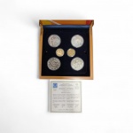 Conjunto de 6  moedas comemorativo " Torch Relay "  (revezamento de tocha ) dos Jogos Olimpicos de Atenas 2004 , emitido pela República Helênica / Banco da Grécia , sendo 2 de ouro e 4 em prata , tiragem limitada  10.000 / 002495 , numerado e com certificado, estojo original em madeira. Peça de colecionador. Peso prata 138 gr/ peso ouro 20 gr