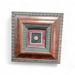 Antiga moeda de bronze do   período helenistico da Grecia antiga   com aproximadamente 200 a.c.  com certificado emitido pela Antiquities Historical Galleries com número de cartão registro original  96 061444  selo corporativo, emoldurada, medindo 18 x 18 cm    Nota : esse tipo de certificado foi comercializado por lojas de antiguidades , não garantimos a autenticidade. (Veja  imagens extras)