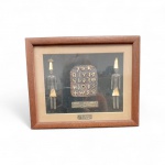 Peça decorativa temática em metal dourado em relevo   representando primeiro alfabeto Líbano - 1300  B.C medindo 11 x 15 cm