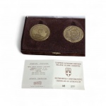 Duas Medalhas de bronze maciço  comemorativas oficial emitida pela Hellenic Olympic Committee  da Grécia ,  certificado de autenticidade  , peso 75  gr, diâmetro 50mm com tiragem limitada 1.500 exemplares mundial, estojo original .Peça de colecionador.